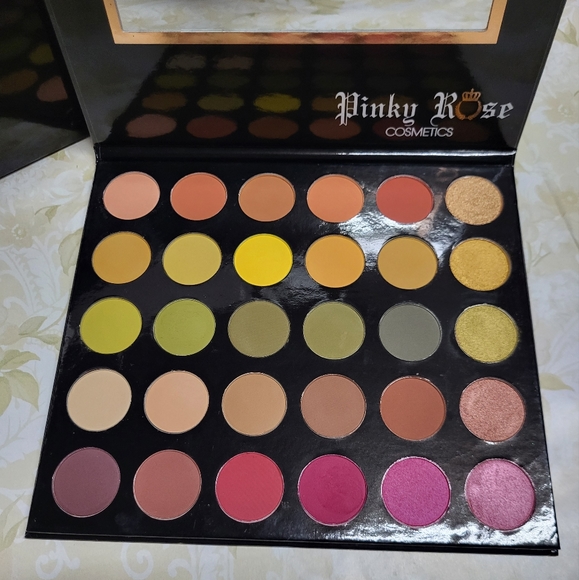 Pinky Rose Runway Palette - Picture 2 of 8